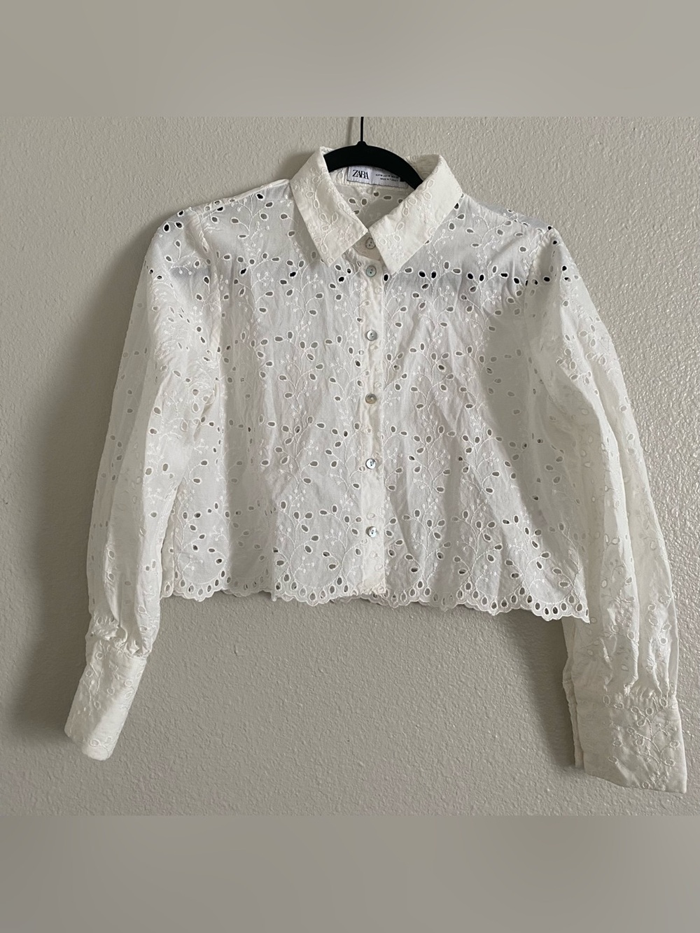 Zara White Eyelet Button-Front Cropped Long sleeve button up